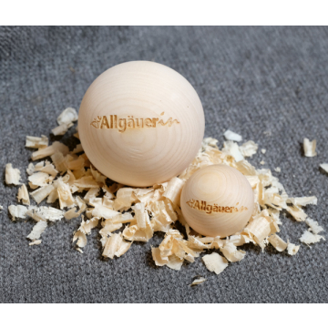 zwei Massagekugeln aus Zirbenholz