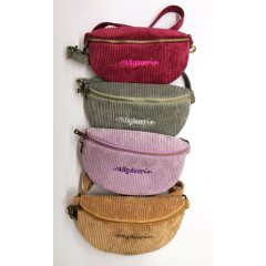 vier verschiedenfarbige Cordtaschen übereinander