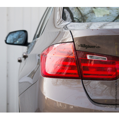 Aufkleber auf der Heckansicht eines Autos mit dem Schriftzug die Allg&auml;uerin