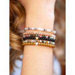 Handgelenk mit verschiedenen Edelsteinarmb&auml;ndern